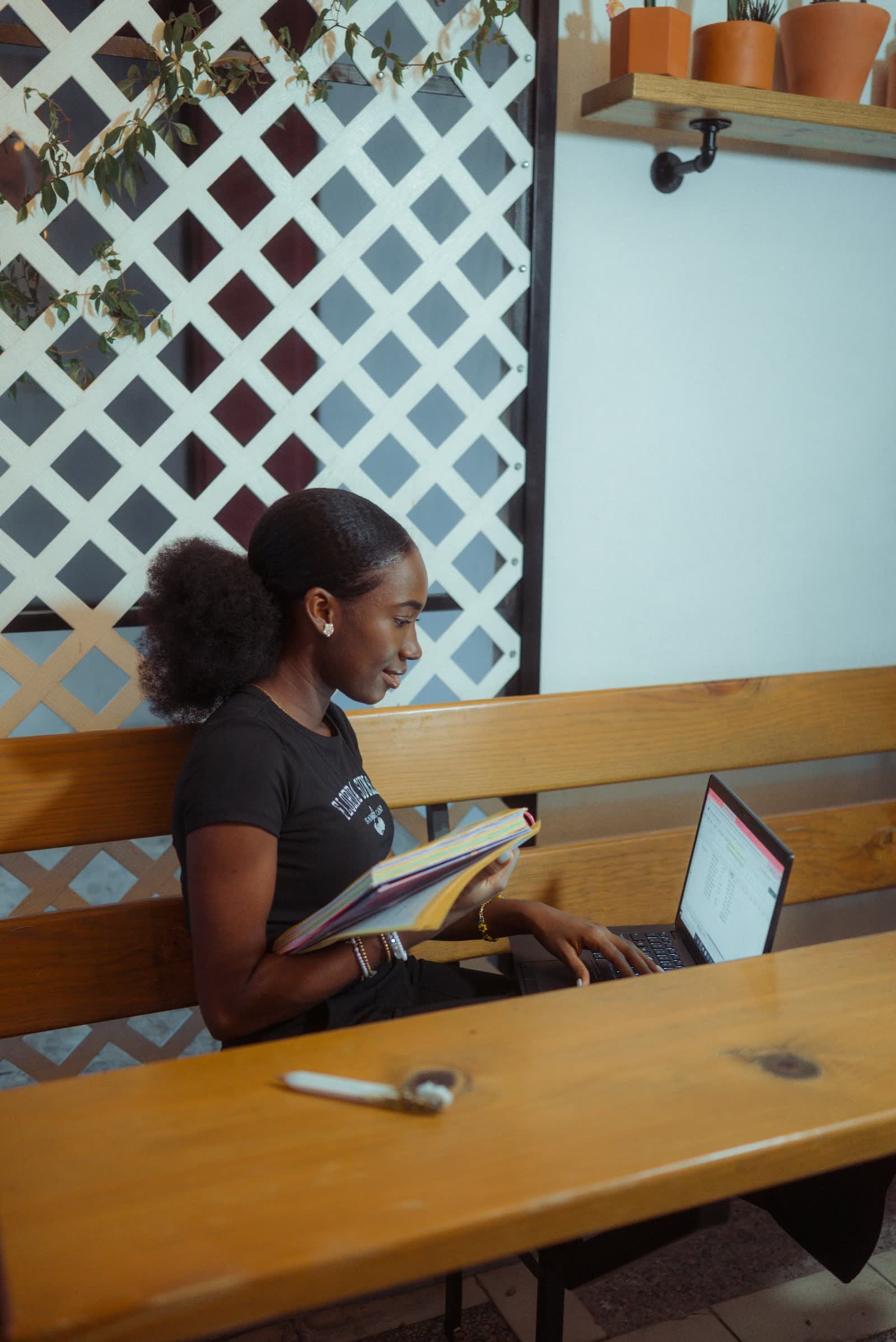 Une jeune femme travaillant sur son ordinateur