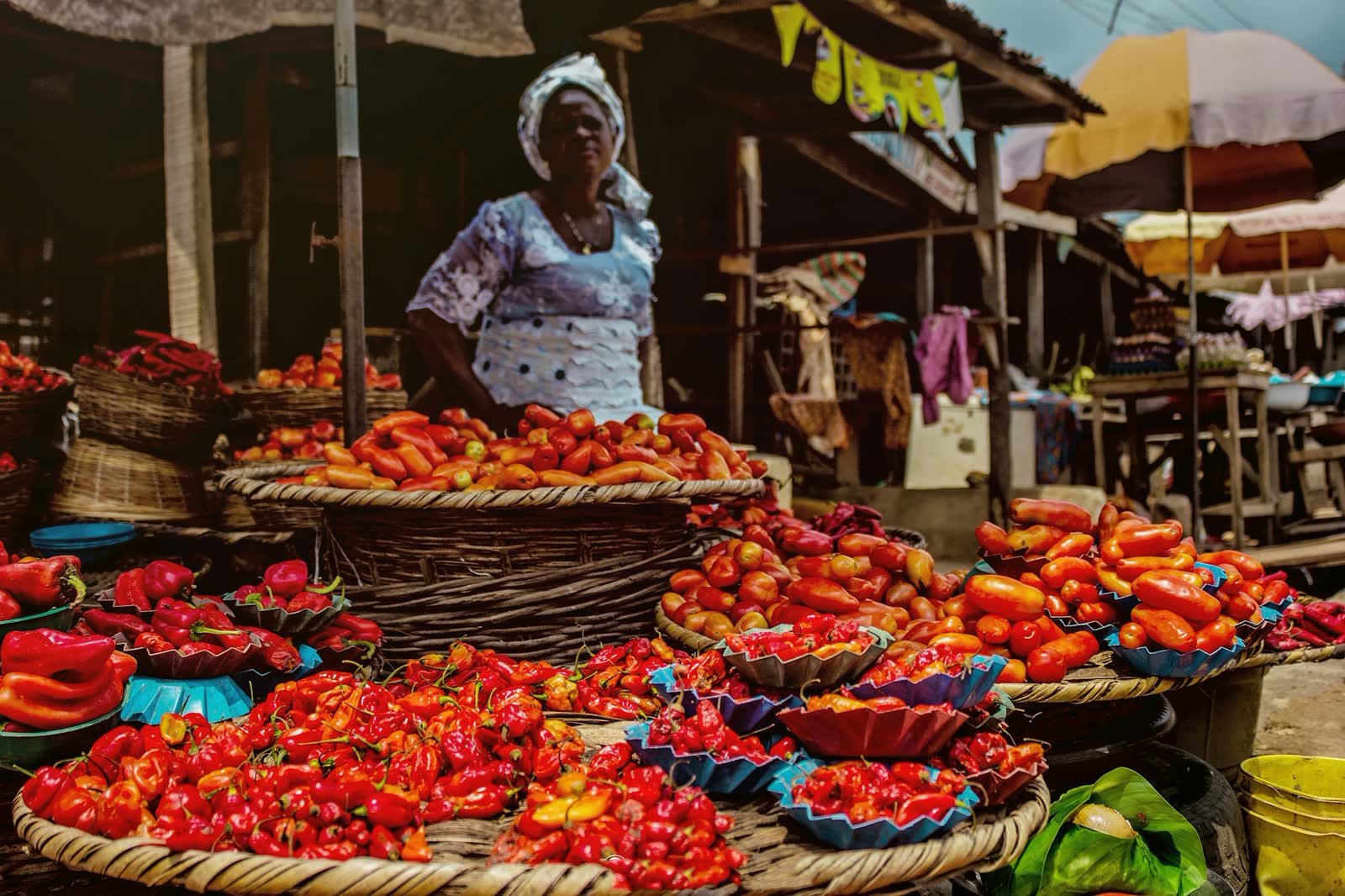 Un étal de marché garni de produits frais