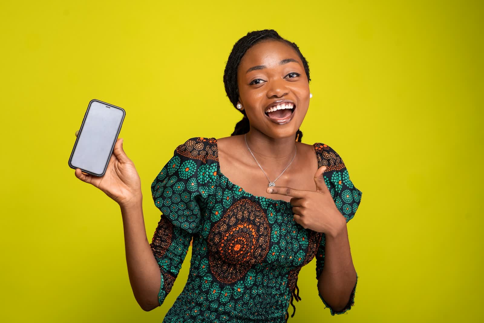 Une jeune femme montrant son téléphone