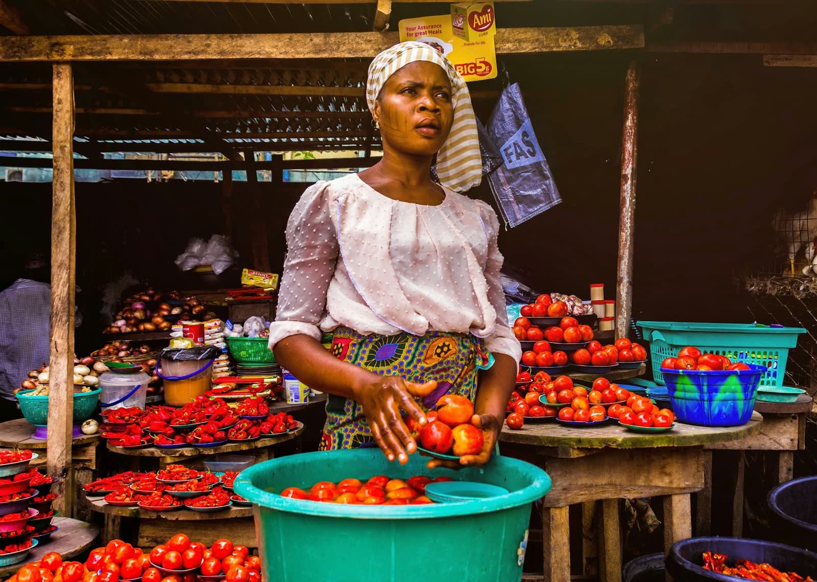 Une vendeuse à son étal de marché