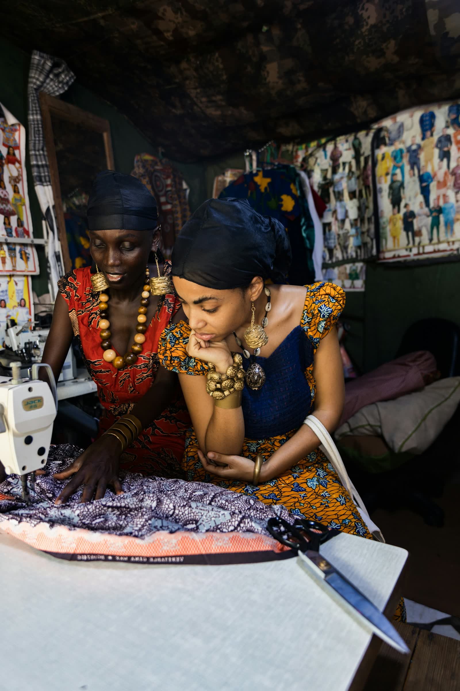 Deux couturières au travail dans un atelier
