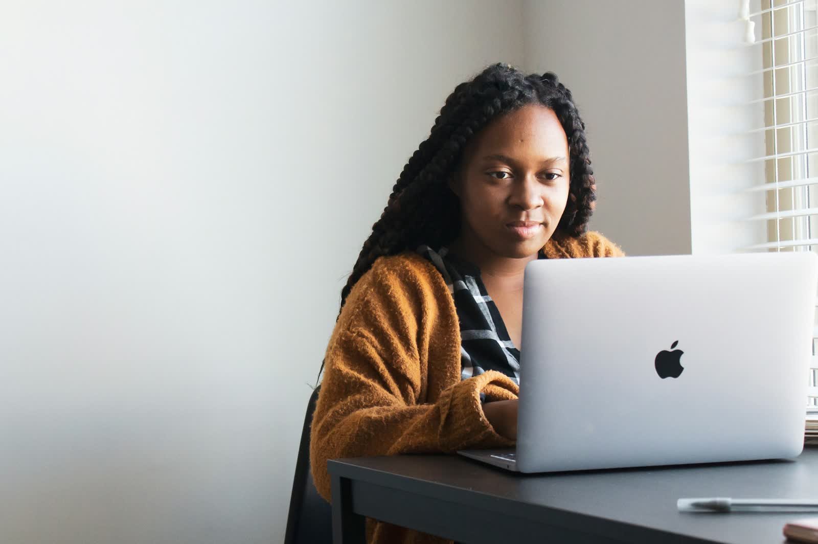 Une jeune femme travaillant sur son ordinateur